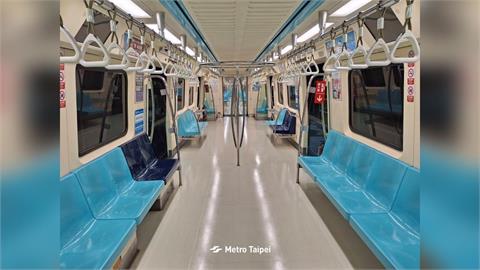 北捷紫衣男車廂講電話突大吼：會死很多人！乘客嚇瘋急逃命「驚險畫面」曝光