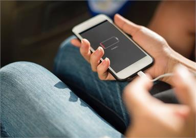 1年3起行動電源自燃　雙鐵：應隨身攜帶