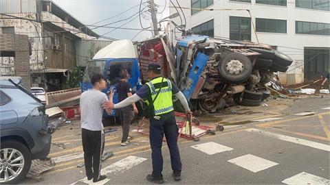 快新聞／鶯歌大貨車疑煞車失靈「撞9車後翻覆」！3人受困、7人受傷「最小僅6個月」