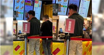 娛樂報報／柯有倫演出前買速食果腹　基隆港大跳天王舞蹈