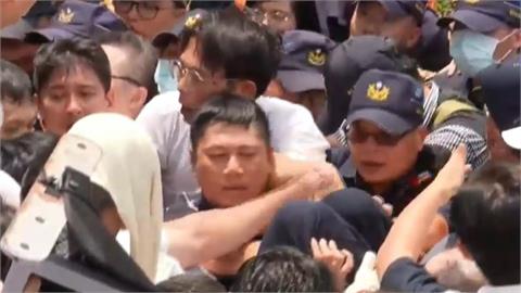 答非所問? 遭質疑鎖喉警方 黃國昌:沒勒"記者"脖子