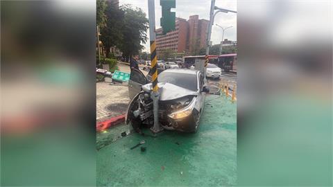 快新聞／雨天釀禍？北市高齡駕駛開車失控撞燈桿　波及行人「滑壘噴飛」