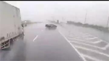 藍寶堅尼高速公路「打水漂」 後方駕駛驚險直擊