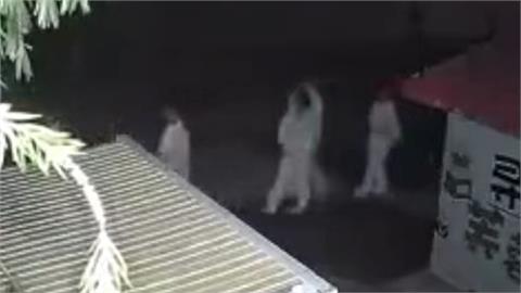 整排白衣長者「詭異夜行」超毛畫面曝光！民眾嚇壞急報警...背後真相全嚇壞