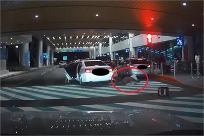 快新聞／扯！桃機白牌車疑違法載客「遭攔檢加速逃逸」　外籍客急跳車滾地數圈