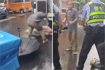 驚悚！中國男衝救護車　「當警察面」猛刺躺擔架傷患