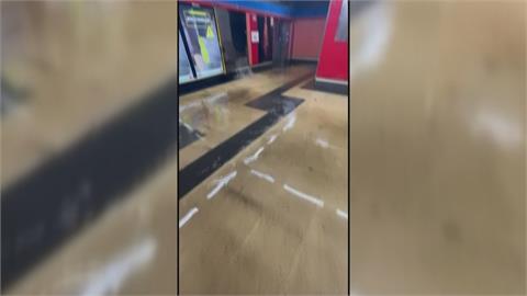 馬德里暴雨成災！　地鐵下小雨宛如水濂洞