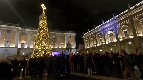 卡比托利歐山豎起耶誕樹　國際觀光客湧入羅馬準備過節
