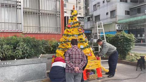 封鎖線、消防水袋變成耶誕節　台南警消創意十足