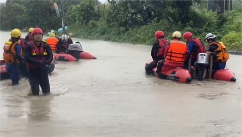 快新聞／暴雨狂灌北港溪、八掌溪溢堤！沿線村莊全淹了　出動橡皮艇救援