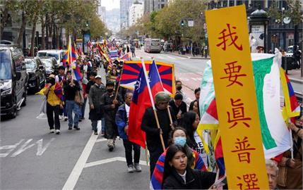快新聞／示威抗議人潮湧現「拜習會」　遊行隊伍中「台灣國旗」也入列