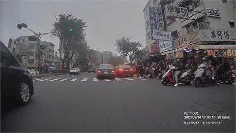 誇張！13輛車併排還有3車併排　網友酸這地方「不意外」