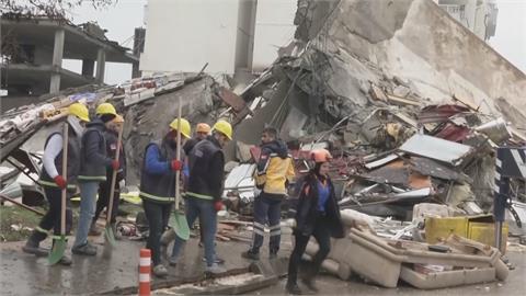 土耳其「抗震豪宅」瞬間崩塌　驚悚畫面曝光了