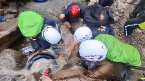 桃源一家五口墜谷續搜救　下午發現汽車車體壓在巨石下