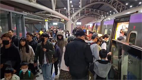 桃園燈會人潮癱瘓機捷　遊客塞1小時出不了捷運站