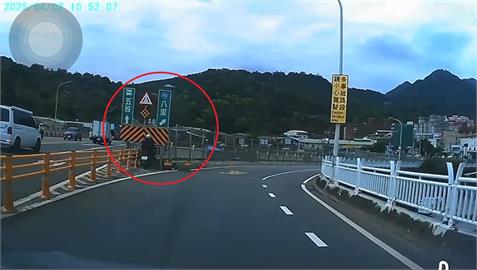 快新聞／關渡大橋詭異車禍　男騎士「保齡球式」自撞整排防撞桿後倒地