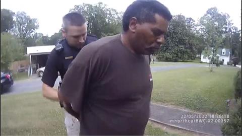 好心幫忙「就被銬了」！黑人牧師為鄰居盆栽澆水　竟遭警方逮捕