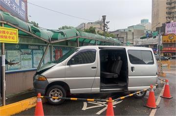 6旬男誤踩油門暴衝 撞破中壢監理站遮雨棚
