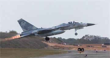 IDF戰機夜間訓練爆意外！輪胎癟氣停機　影響馬公機場6航班