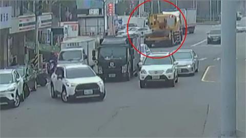 疑煞車失靈連環撞! 70噸吊臂車直衝路邊汽機車