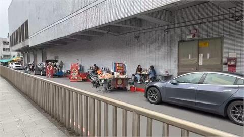 北車東門變淪陷區　攤販塞爆馬路　行人被迫走大馬路險象環生