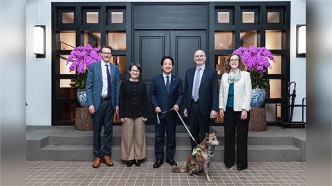 快新聞／賴清德擼狗日常曝光！與「斑斑」溫馨互動　谷立言現身官邸共慶新年