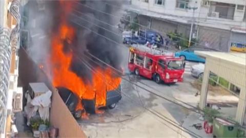 無獨有偶！彰廂型車火舌竄天　苗廂型車路口狂燒煙霧瀰漫