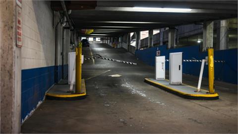 彰化賣場停車場「雙人交疊」沒關門！男女主角「身分」曝光…羞喊：歹勢
