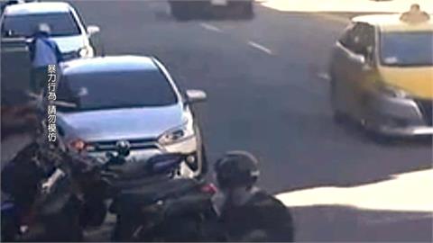情人變仇人！女當街抄球棒「砸車」　拿鎖頭攻擊前男友