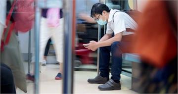 婦人拿100元借手機遭全車拒絕！網揭「暗黑真相」：不是變冷漠