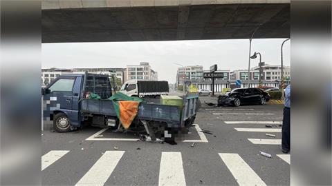 高雄鳳山小貨車疑沒注意　高速對撞對向來車　貨物噴飛一地