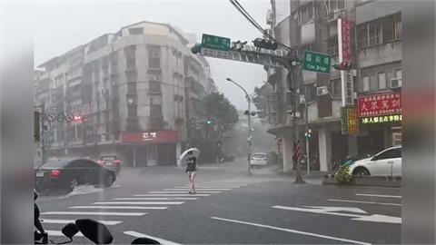快新聞／全台雨彈開炸！米克拉北上帶動鋒面、西南風　南部5縣市豪雨特報