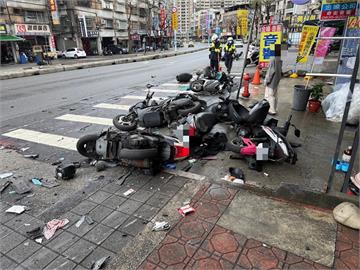 快新聞／你累了嗎？22歲駕駛行經新莊打瞌睡　連環撞7台機車全遭殃