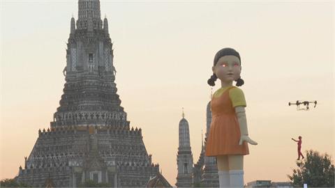 魷魚遊戲「英熙」攻占高雄港　曼谷版眼睛發射紅光遊客搶拍