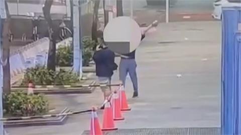 醉後大丈夫？　西門町醉漢隨機抱路人長達10秒鐘