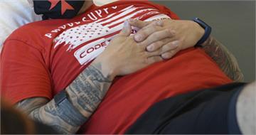 急診醫半夜胸悶喘不過氣！懷疑心肌梗塞　脫衣瞬間發現竟是烏龍