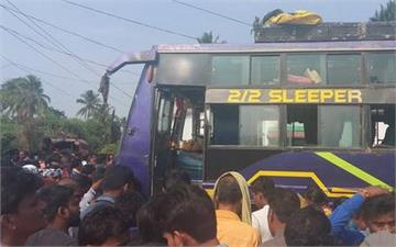 印度巴士觸碰電纜線起火燃燒 釀10死
