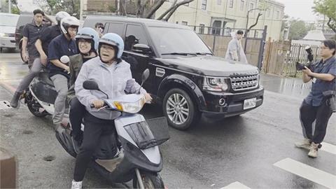「雙美同行」嘉義小旅行　王美惠騎機車載蕭美琴穿梭街頭