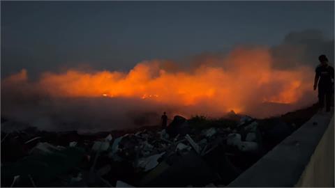 吉貝島大火燃燒超過24小時　消防人員緊急抽海水灌救