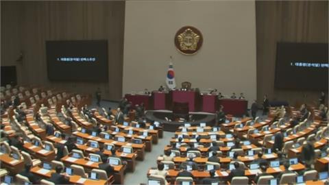 執政黨議員倒戈　南韓總統尹錫悅彈劾案204票通過