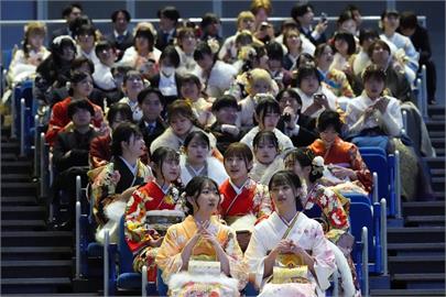 日本年度成年禮儀式　米奇、米妮為近2千人獻祝福