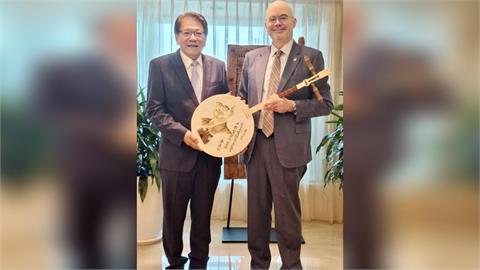 快新聞／有彩蛋！潘孟安贈「恆春月琴」藏深意　谷立言暖喊：美台共創繁榮