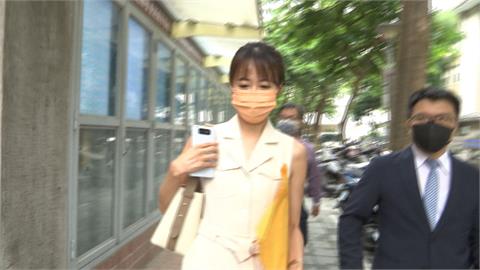 公衛文涉高虹安助理費案　一身白連身長裙現身出庭不認罪