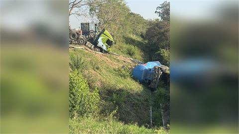 快新聞／台南仁德交流道兩大車衝落邊坡　國道北上一度回堵7公里