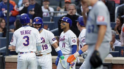MLB(影)／軟弱滾地球尬出三次暴傳！大都會皇家大混戰　網驚訝：這是少棒？