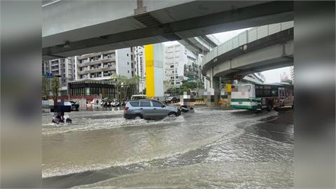 通勤注意！新北大道、思源路口「嚴重積淹水」原因曝光