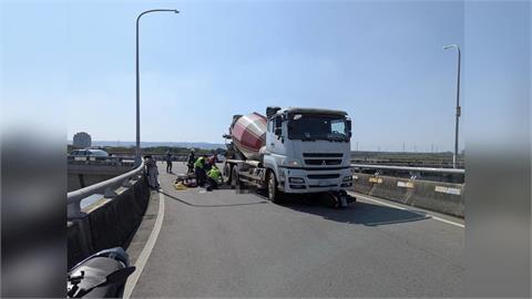 最新／驚悚！台中水泥車輾機車　1人卡輪下慘死、1人重傷送醫