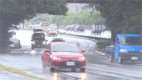 雨勢大慘況連連！北市府.北車"漏水"　路樹倒塌險砸人、多地區土石流警戒