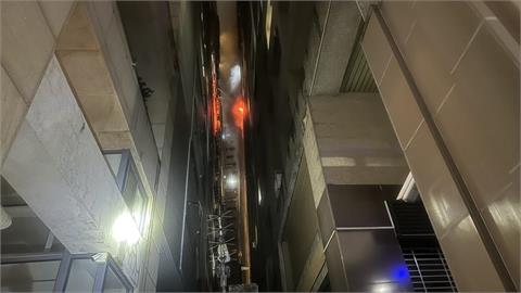 最新／高雄大樓暗夜竄火！消防急灌救　高樓救災畫面曝光