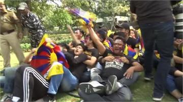 西藏抗暴60週年 藏人闖新德里中使館抗議